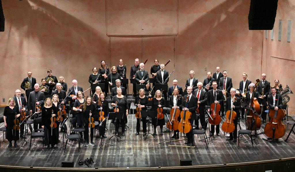 Foto av orkestern innan konserten "Nya världen" våren 2025 på konserthuset Culturum i Nyköping. Foto: Fride Jansson